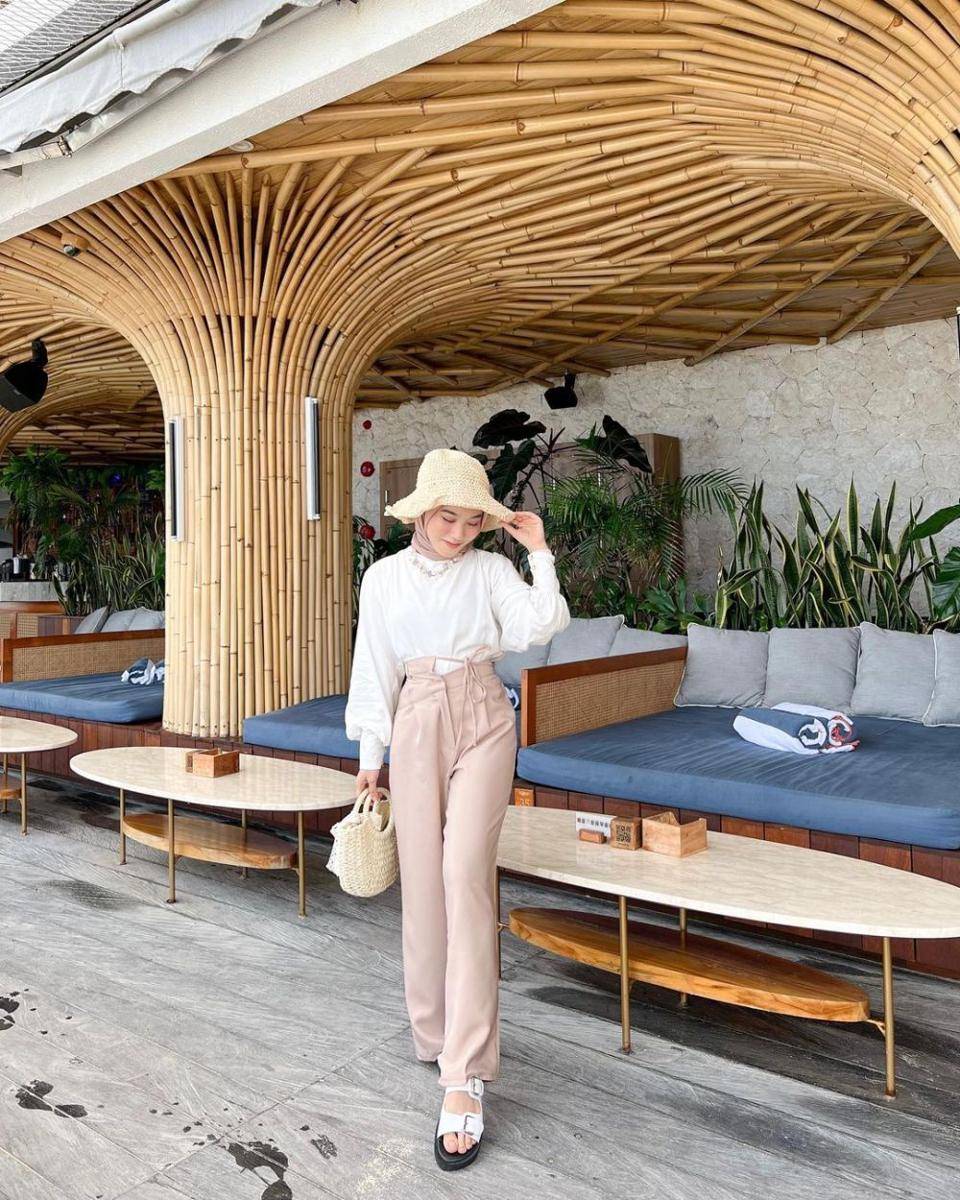 inspirasi OOTD hijab ke pantai (instagram.com/zhrhumaira)