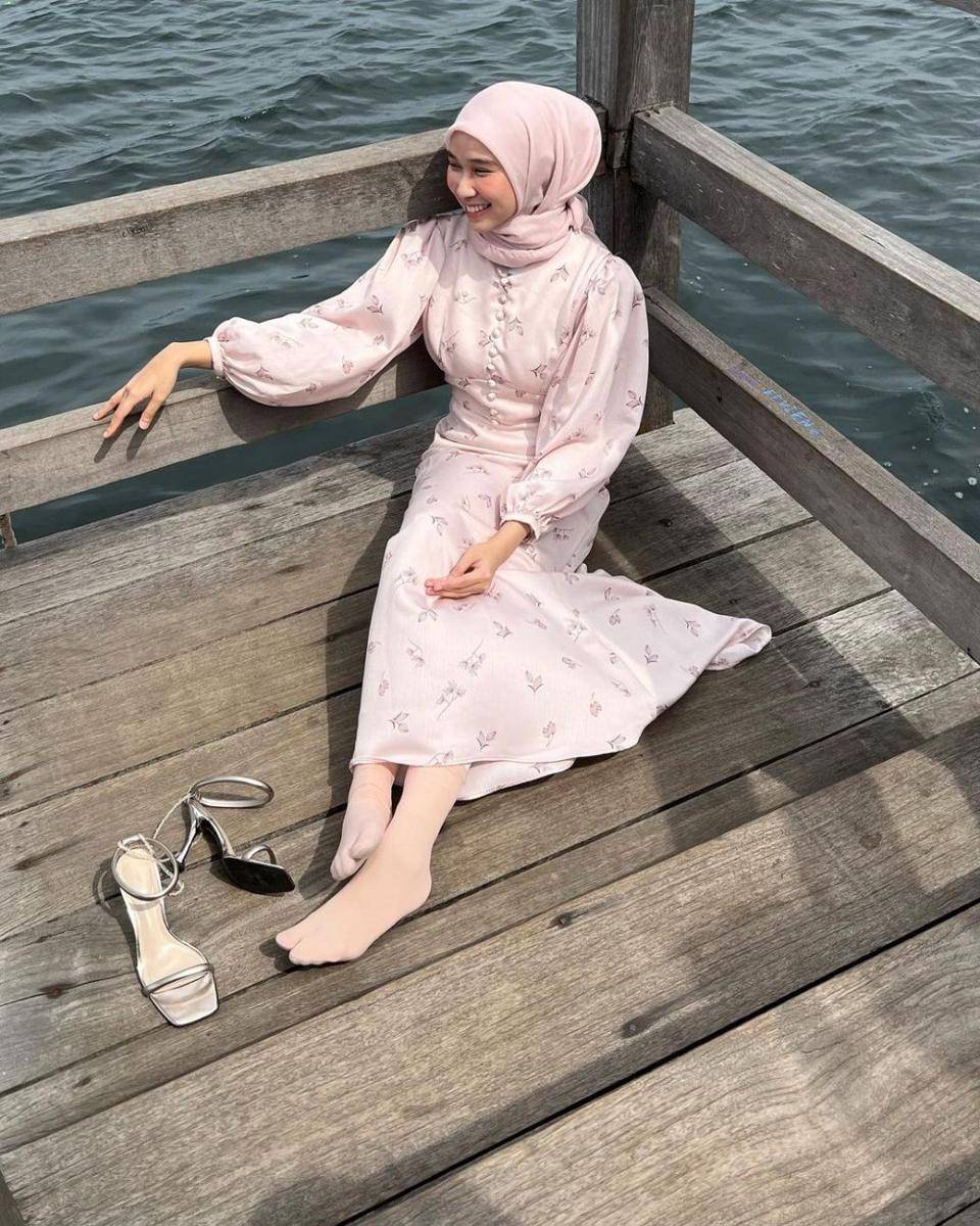 ide mix and match busana dress untuk ke pantai (instagram.com/nasariastri)