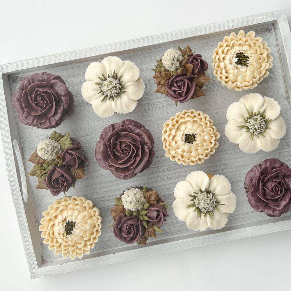 inspirasi desain cup cake estetik untuk hadiah ulang tahun (instagram.com/bouqcakesbydamaris)
