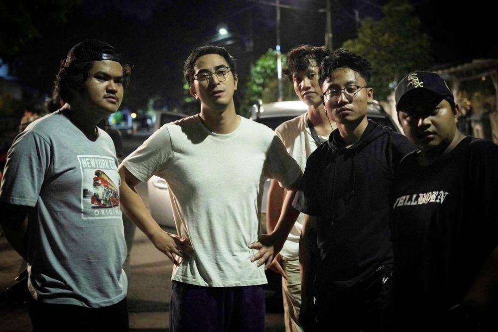 Potret Winky Wiryawan dan para kru saat syuting series 'Open BO'. (instagram.com/winkywiryawan912)