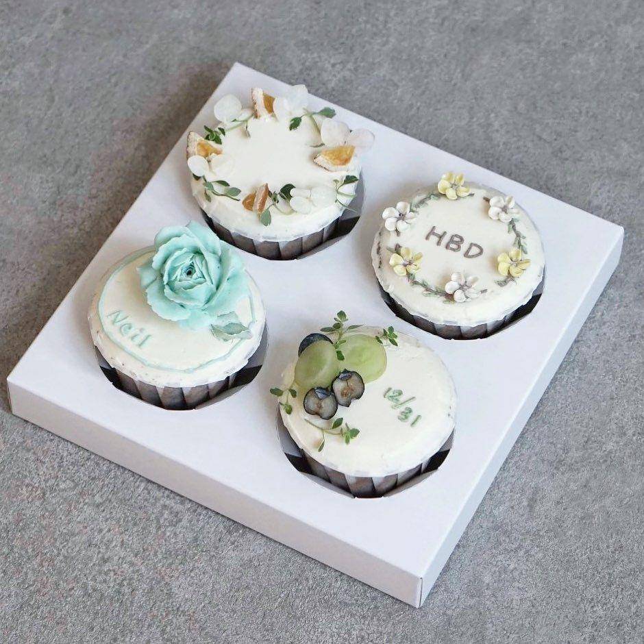 inspirasi desain cup cake estetik untuk hadiah ulang tahun (instagram.com/queenie.cake_)