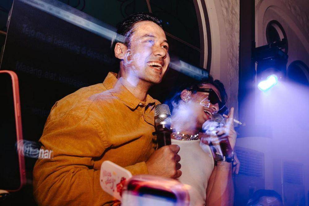 potret Jefri Nichol saat karaoke (instagram.com/jefrinichol)