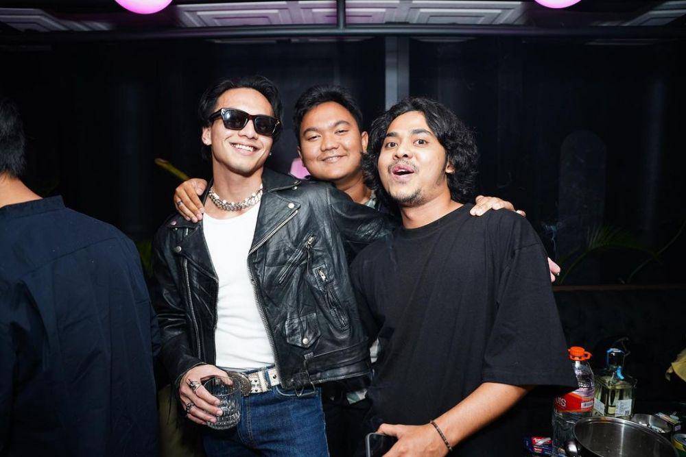 potret Jefri Nichol saat karaoke (instagram.com/jefrinichol)