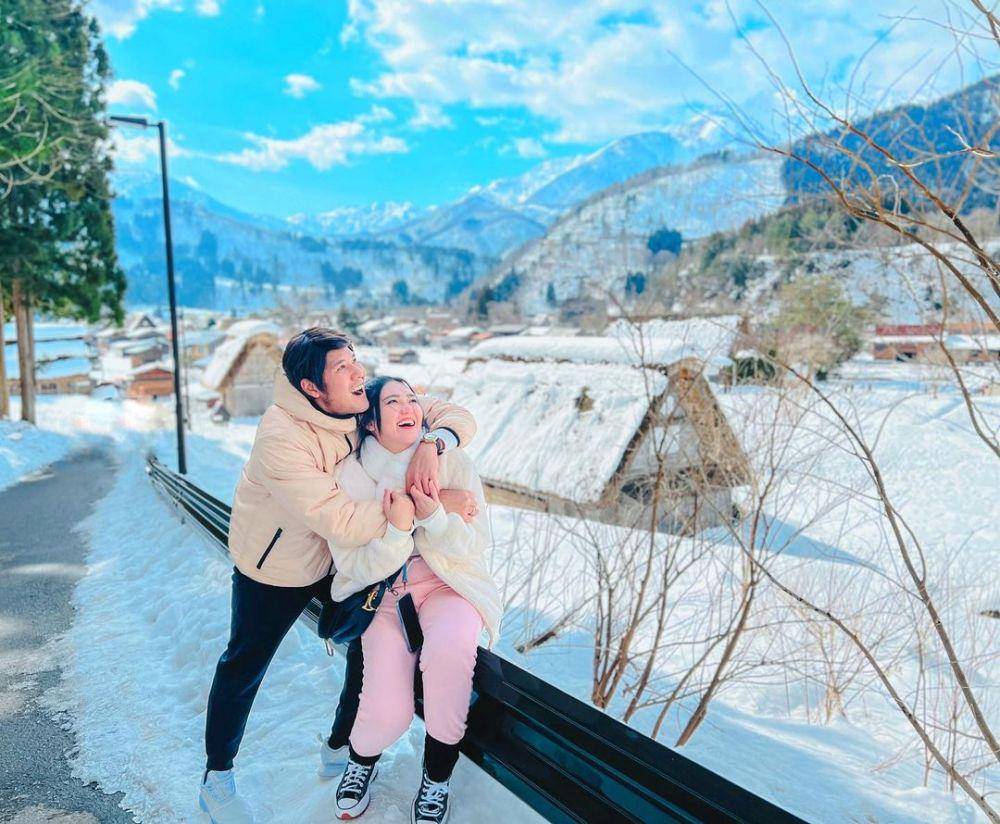 momen Via Vallen dan suami di Shirakawa-Go (instagram.com/viavallen)