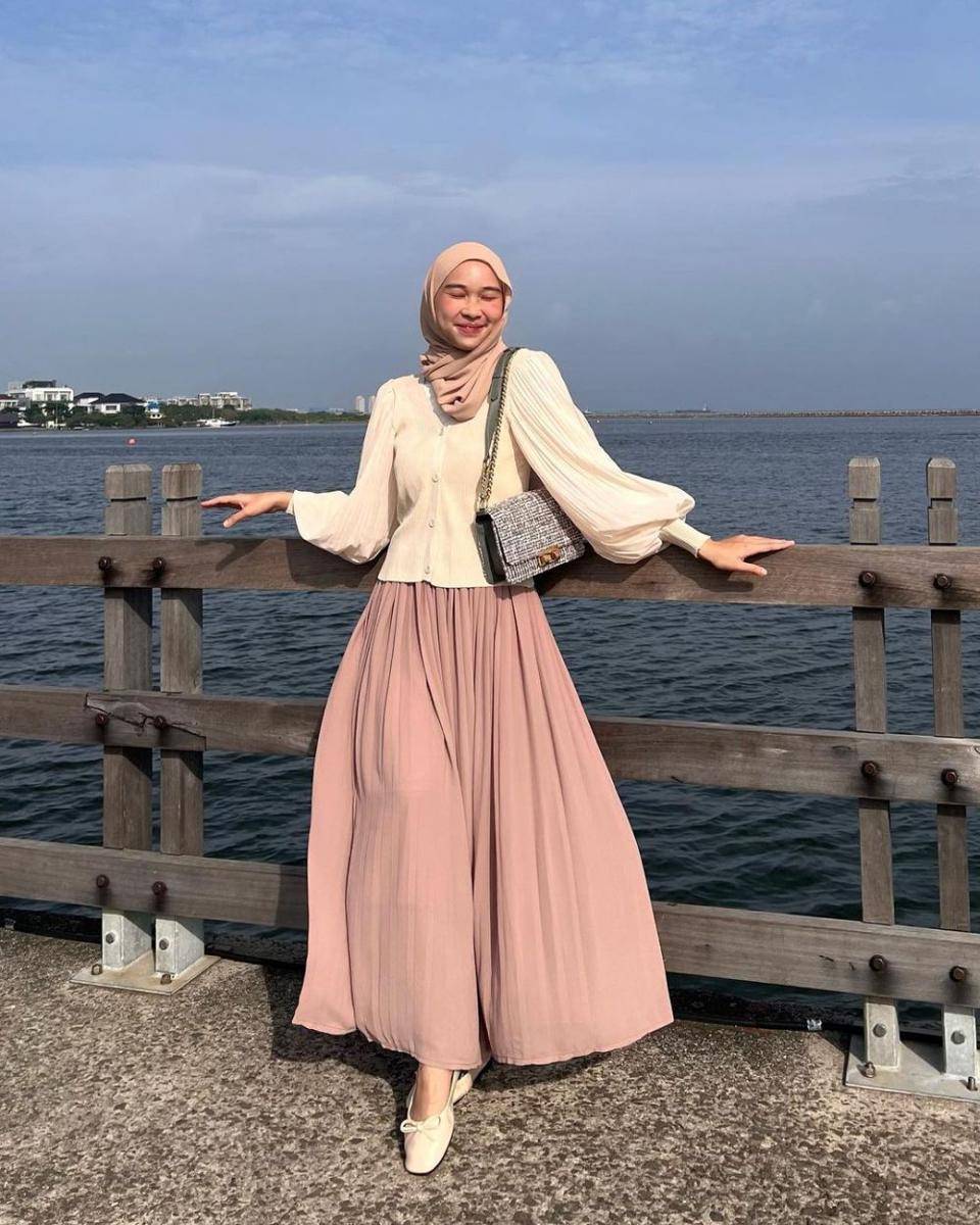 inspirasi OOTD hijab ke pantai (instagram.com/nasariastri)
