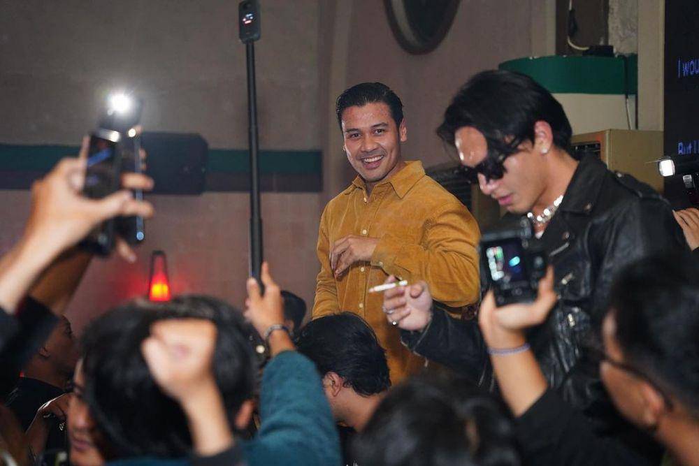 potret Jefri Nichol saat karaoke (instagram.com/jefrinichol)
