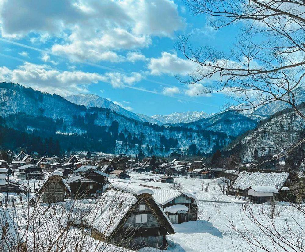 momen Via Vallen dan suami di Shirakawa-Go (instagram.com/viavallen)