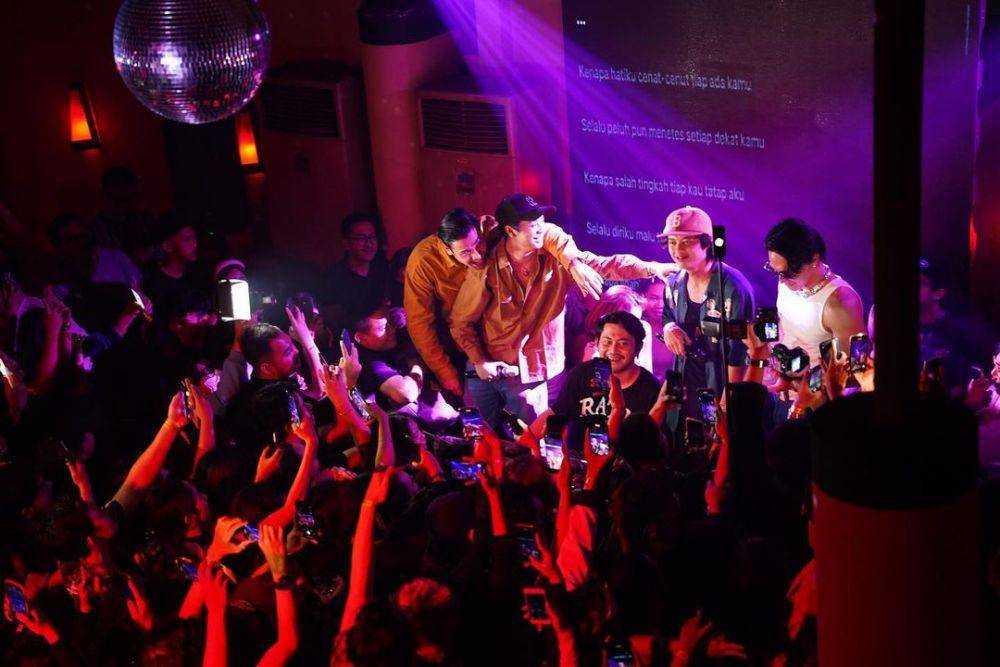 potret Jefri Nichol saat karaoke (instagram.com/jefrinichol)