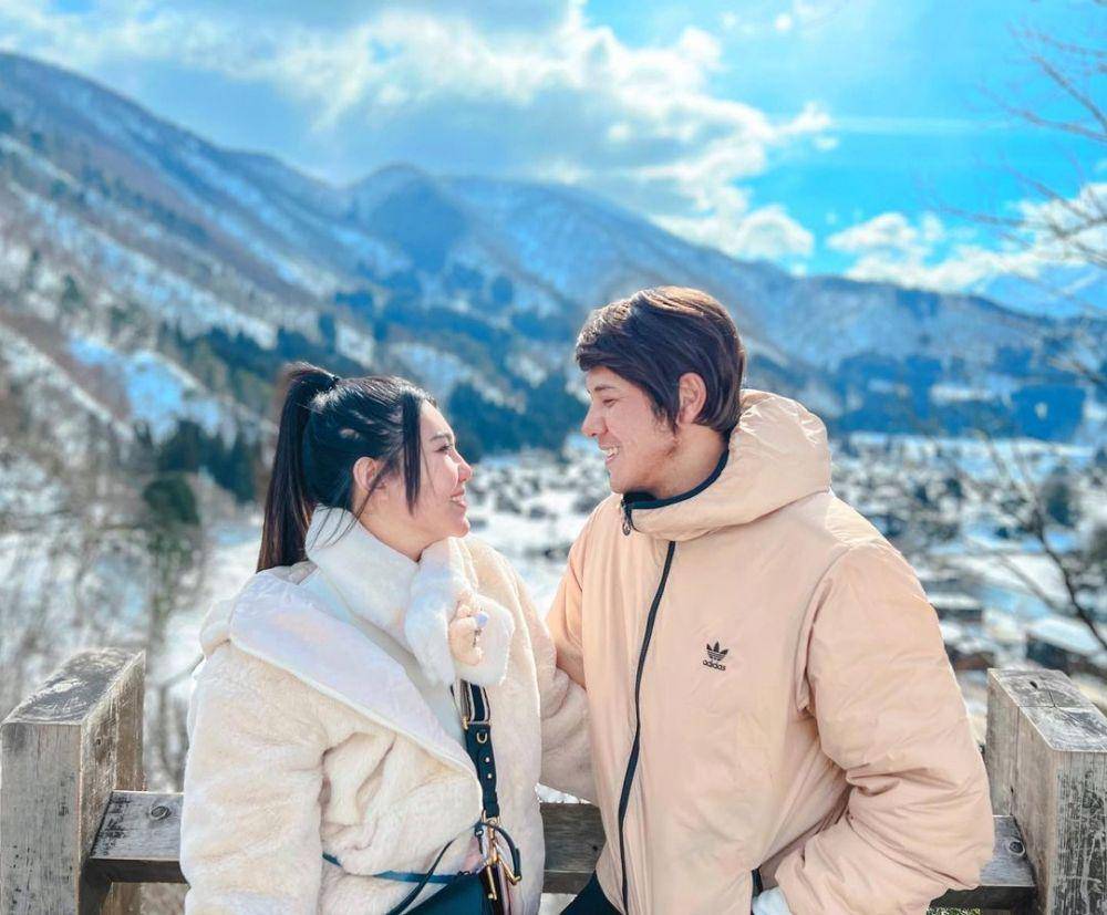 momen Via Vallen dan suami di Shirakawa-Go (instagram.com/viavallen)