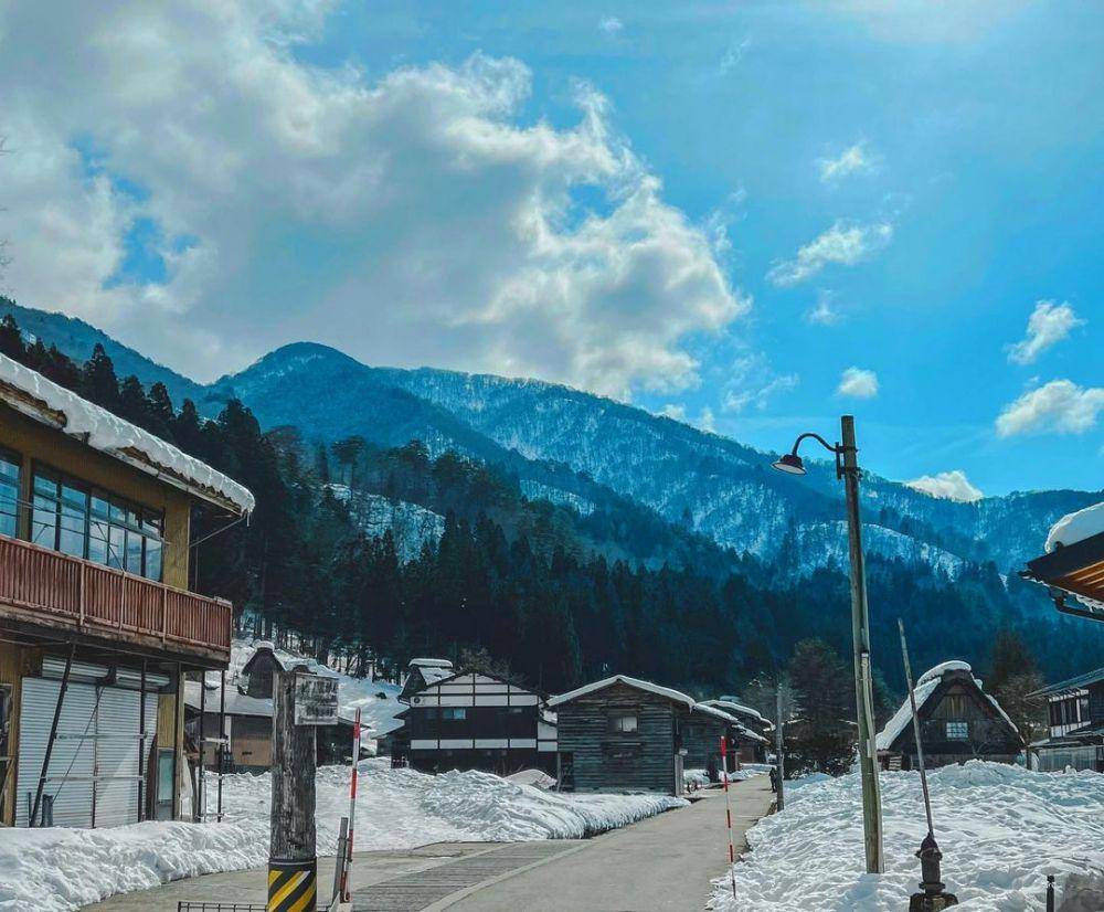momen Via Vallen dan suami di Shirakawa-Go (instagram.com/viavallen)