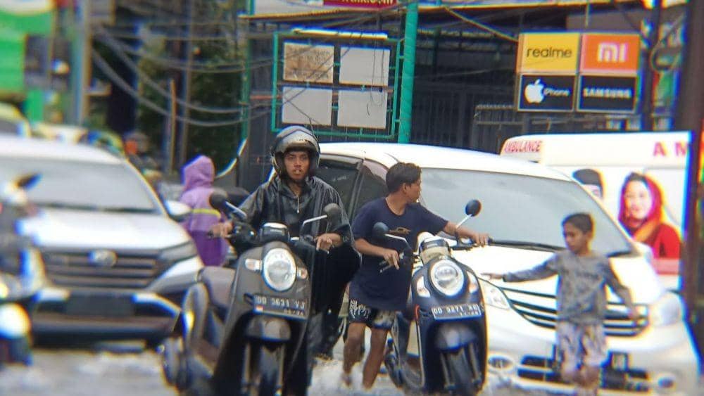 Banjir di Makassar menyebabkan sejumlah ruas jalan raya tergenang air, Senin (12/2/2023). Dok. IDN Times/Istimewa