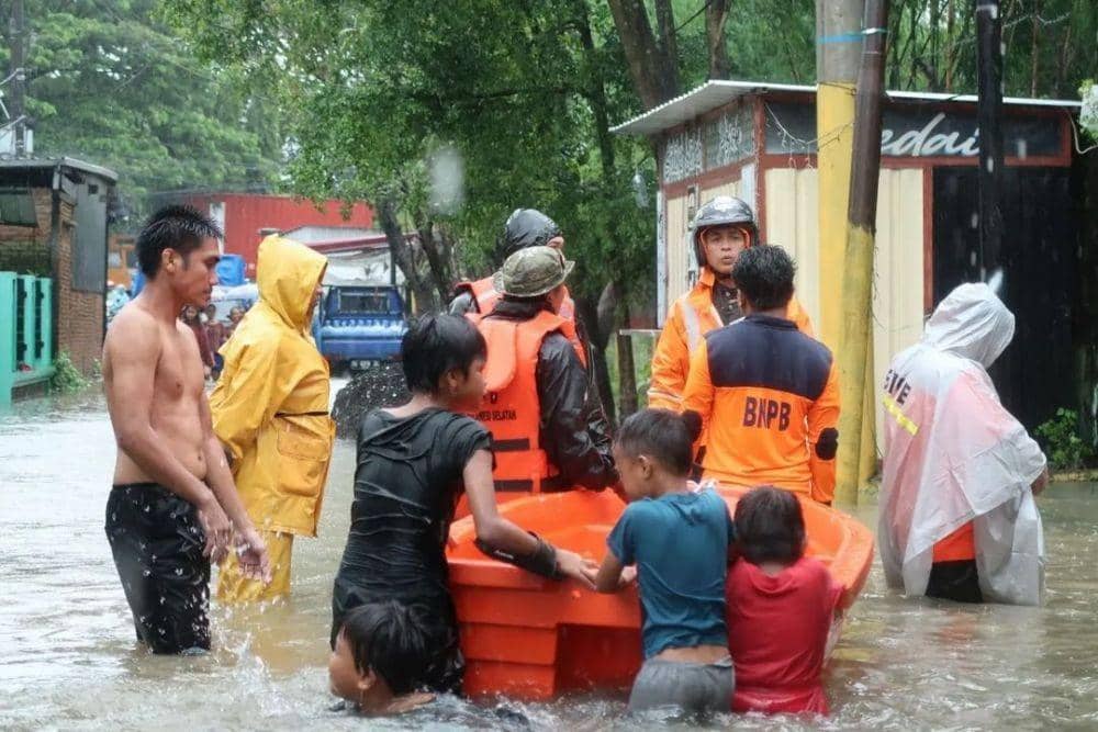 Banjir di Makassar menyebabkan sejumlah ruas jalan raya dana pemukiman terendam air, Senin (12/2/2023). Dok. IDN Times/Istimewa