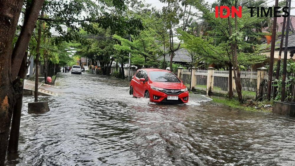 Banjir di Makassar menyebabkan sejumlah ruas jalan raya tergenang air, Senin (12/2/2023). Dok. IDN Times/Dahrrul Lobubun