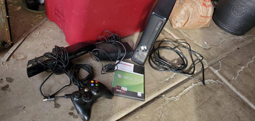potret barang elektronik saat dumpster diving (reddit.com/user/ItsaSnap)