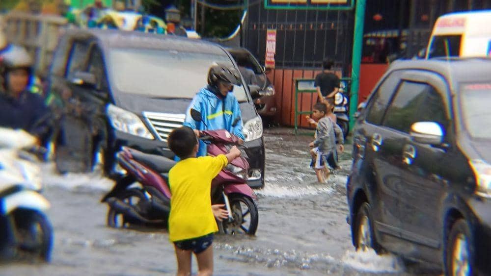 Banjir di Makassar menyebabkan sejumlah ruas jalan raya tergenang air, Senin (12/2/2023). Dok. IDN Times/Istimewa
