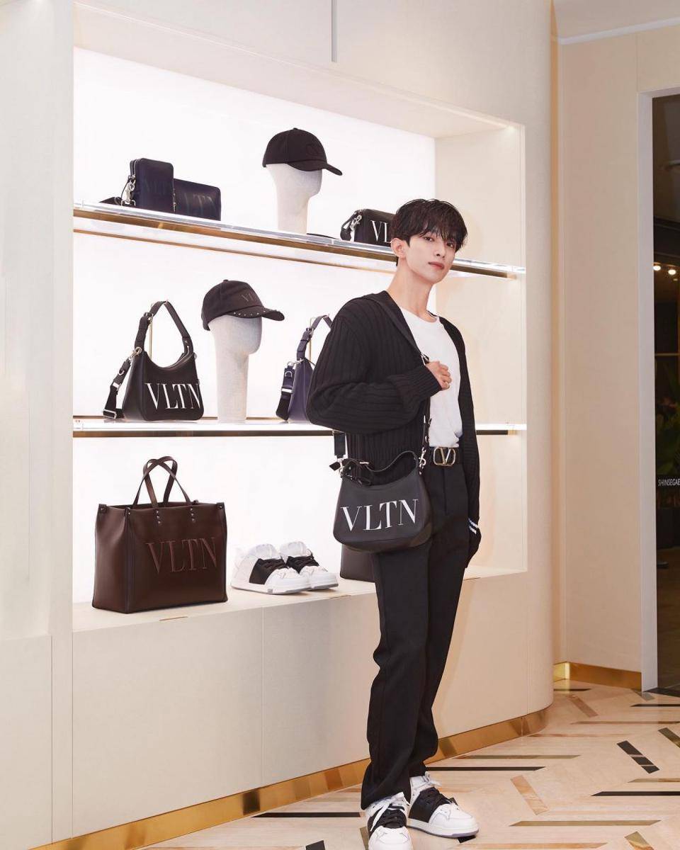 ide OOTD dengan knitwear ala DK SEVENTEEN (instagram.com/dk_is_dokyeom)
