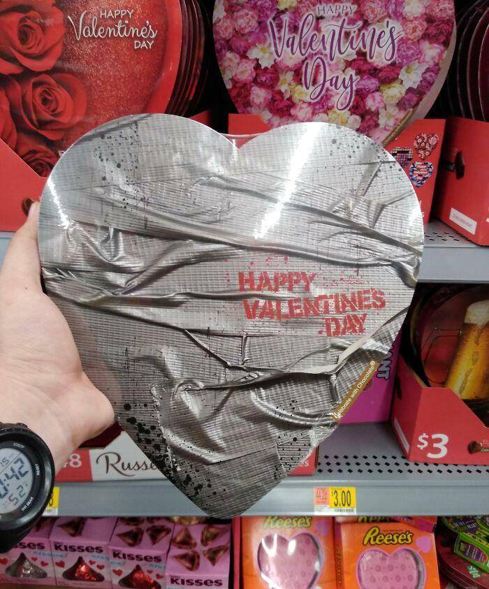 hiasan absurd di toko saat valentine (reddit.com/urbane_pudding)
