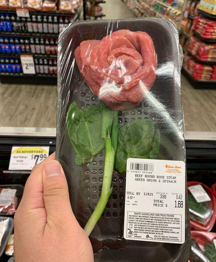 hiasan absurd di toko saat valentine (reddit.com/rosesluglabs)