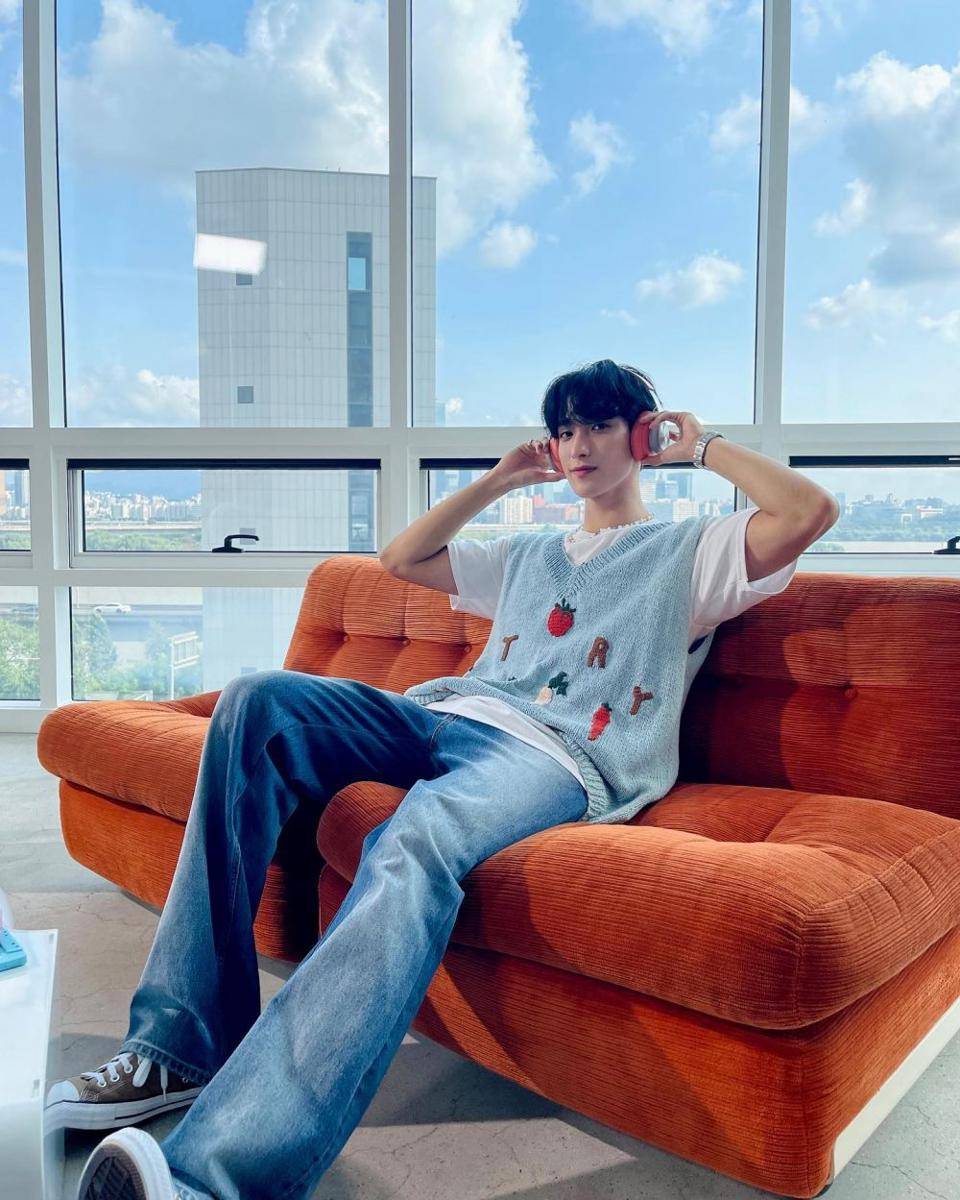 ide OOTD dengan knitwear ala DK SEVENTEEN (instagram.com/dk_is_dokyeom)