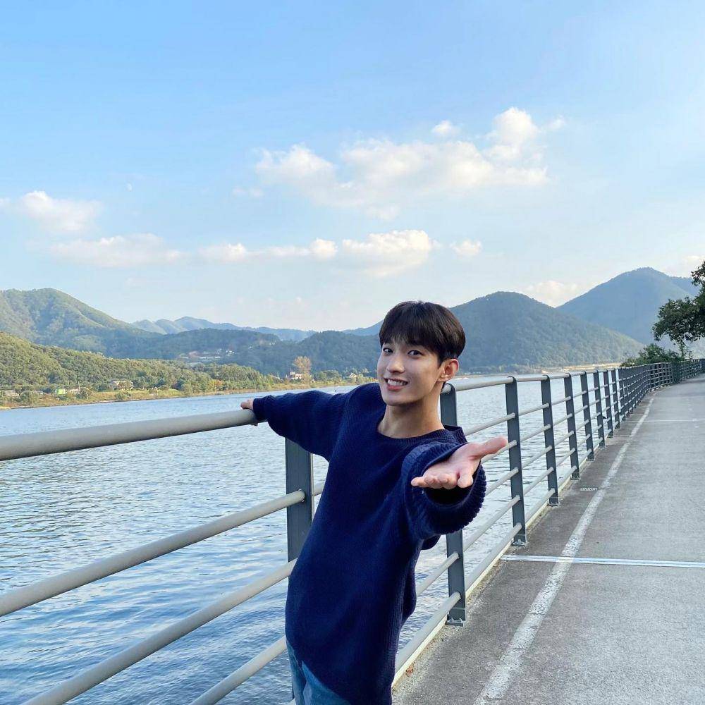 ide OOTD dengan knitwear ala DK SEVENTEEN (instagram.com/dk_is_dokyeom)