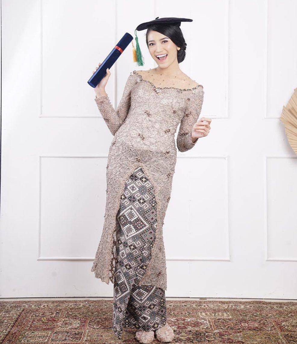 Inspirasi gaya kebaya ala desainer Surya Abduh (instagram.com/suryaabduh)