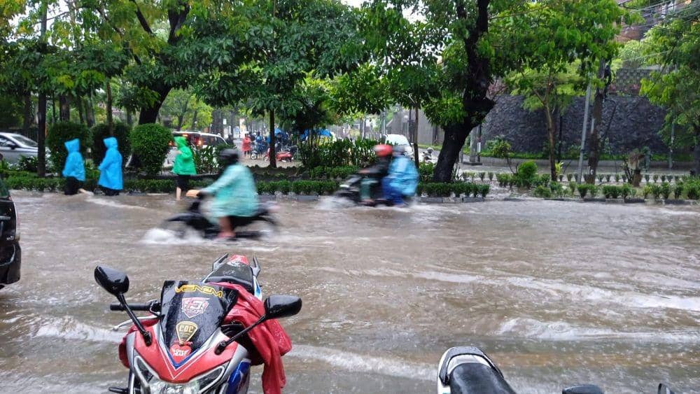 Banjir di Makassar menyebabkan sejumlah ruas jalan raya tergenang air, Senin (12/2/2023). Dok. IDN Times/Istimewa