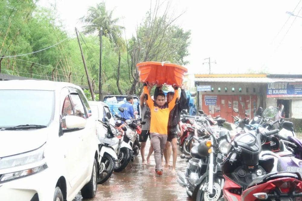 Banjir di Makassar menyebabkan sejumlah ruas jalan raya dan pemukiman terendam air, Senin (12/2/2023). Dok. IDN Times/Istimewa
