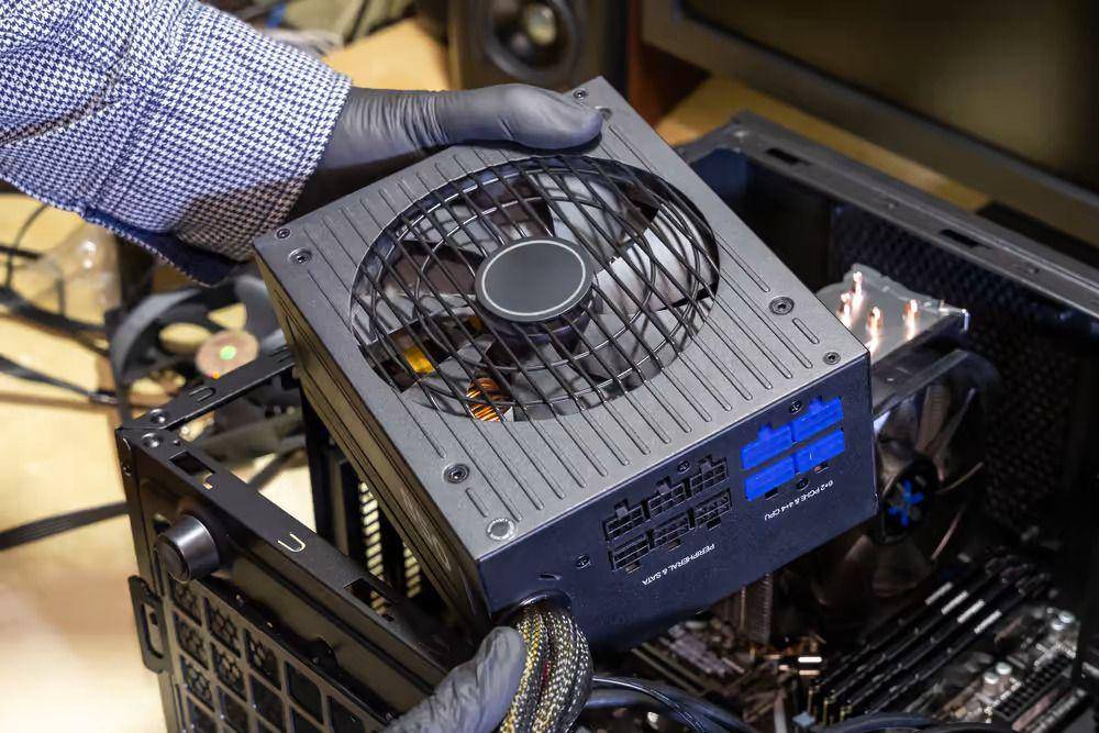 ilustrasi merakit komponen PC beserta PSU-nya (devicetests.com)