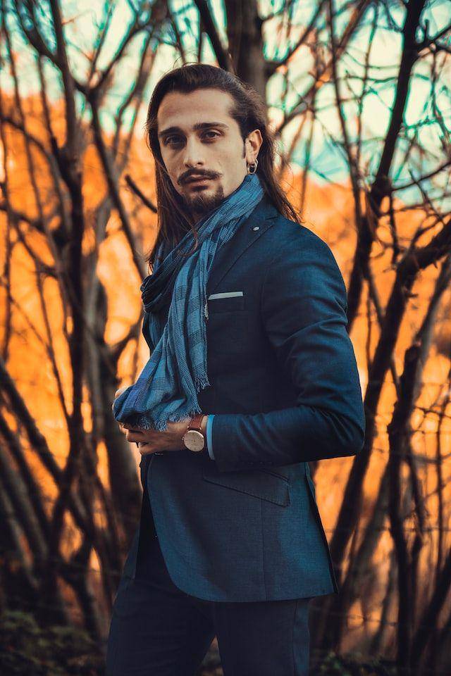 Style pakai scarf untuk cowok (unsplash/angelo mercadante)