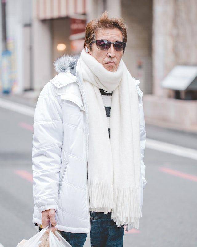 Style pakai scarf untuk cowok (unsplash/Ash Edmonds)