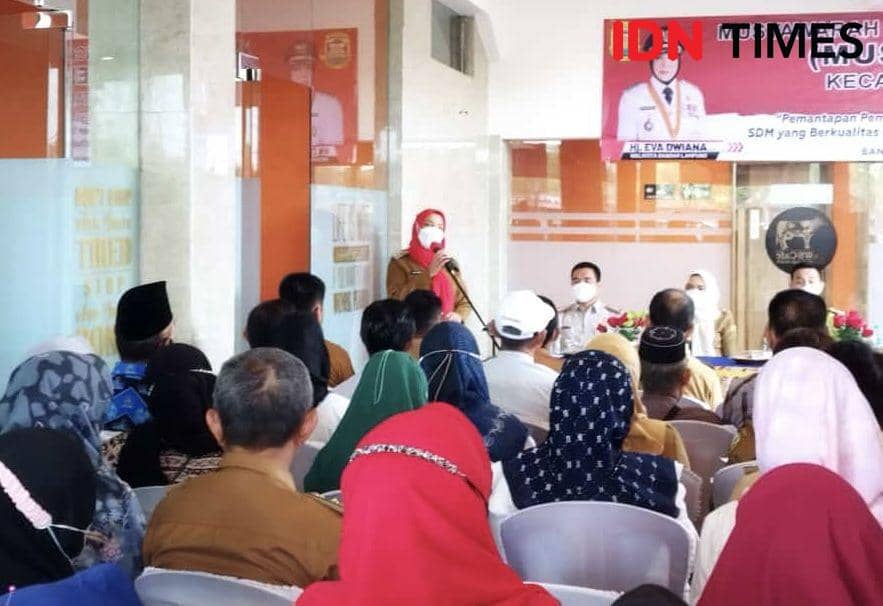 Eva Dwiana menghadiri salah satu Musrenbang Kecamatan. (IDN Times/Rohmah Mustaurida)