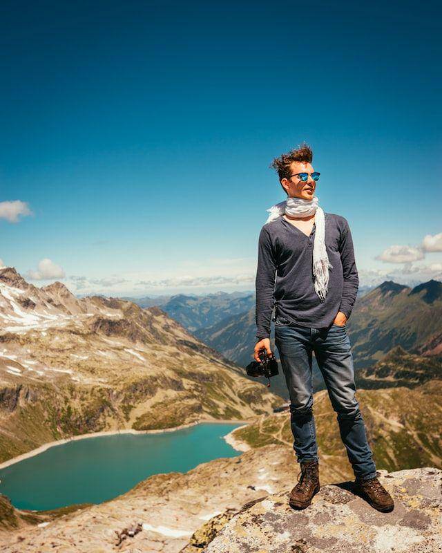 Style pakai scarf untuk cowok (unsplash/Chris Spiegl)