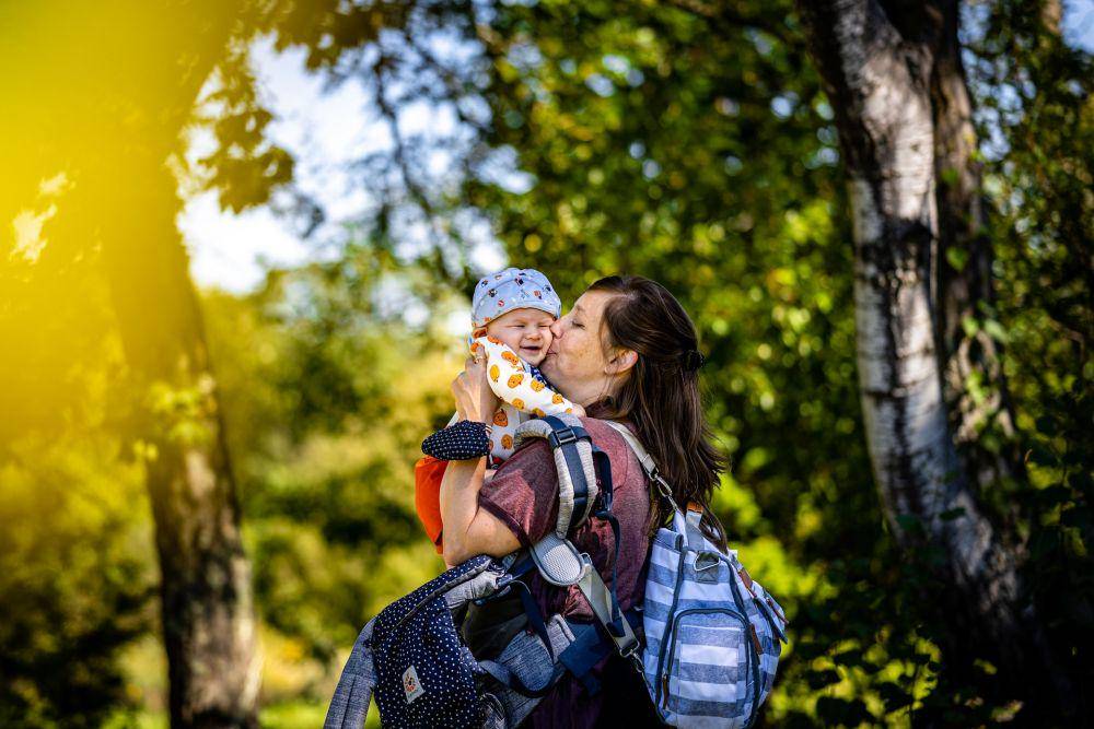ilustrasi ibu membawa perlengkapan bayi (unsplash.com/Christopher Luther)