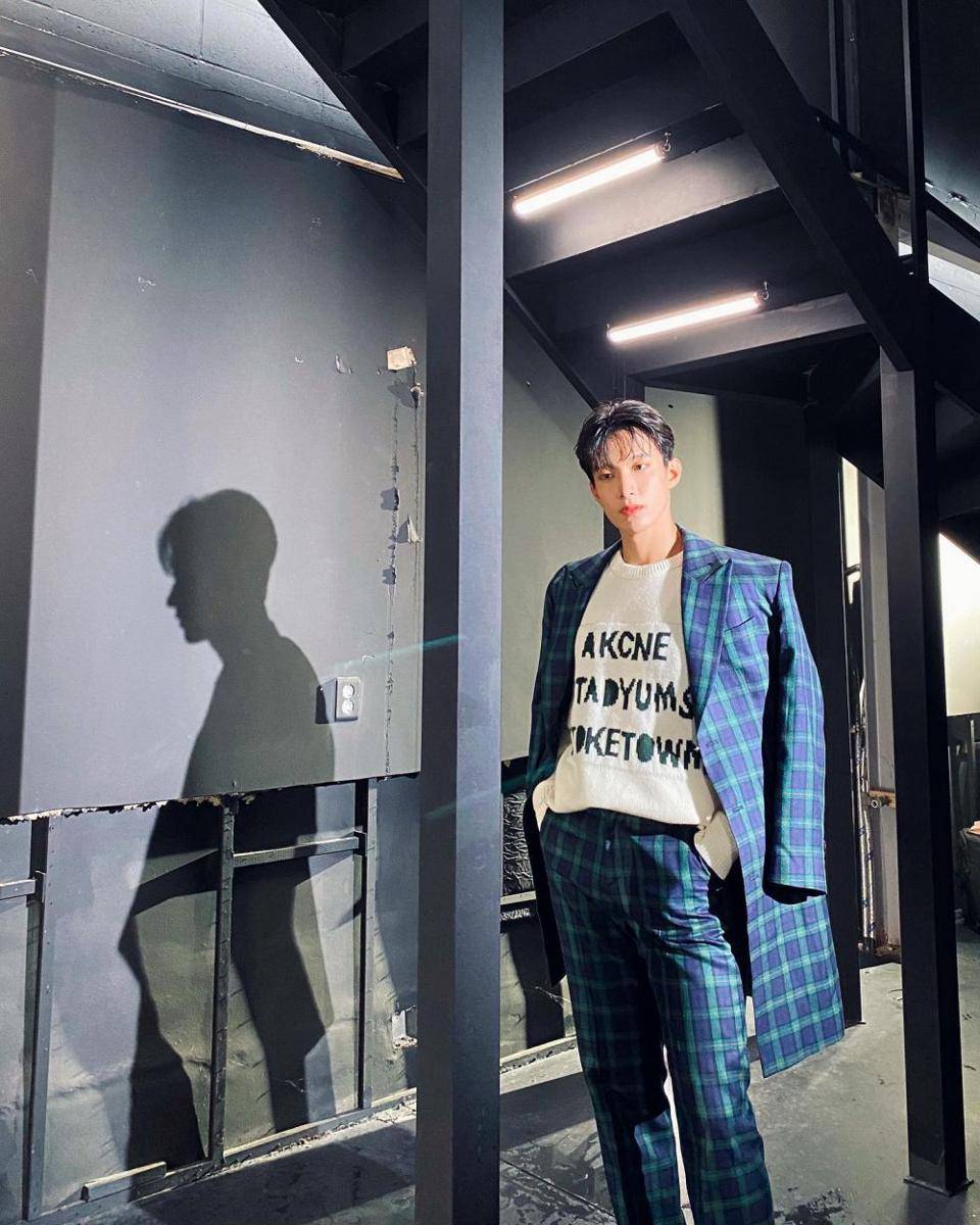 ide OOTD dengan knitwear ala DK SEVENTEEN (instagram.com/dk_is_dokyeom)