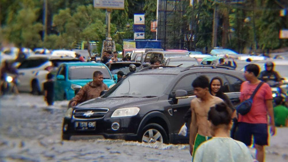 Banjir di Makassar menyebabkan sejumlah ruas jalan raya tergenang air, Senin (12/2/2023). Dok. IDN Times/Istimewa