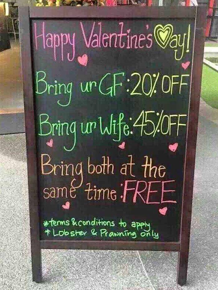 hiasan absurd di toko saat valentine (imgur.com/frissy)