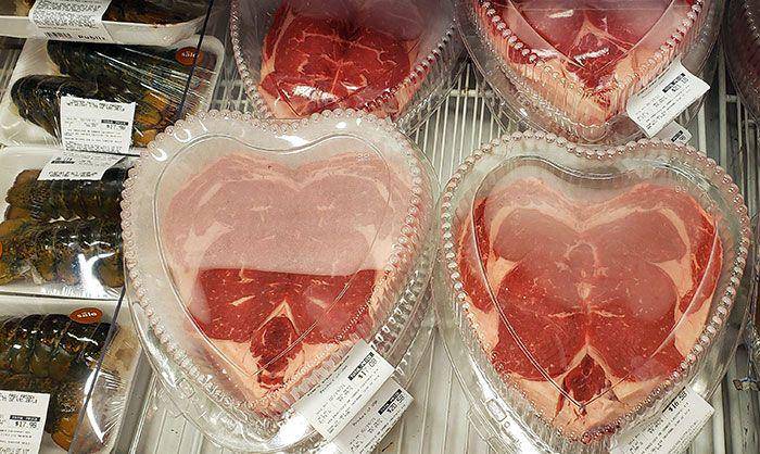 hiasan absurd di toko saat valentine (reddit.com/psylona)