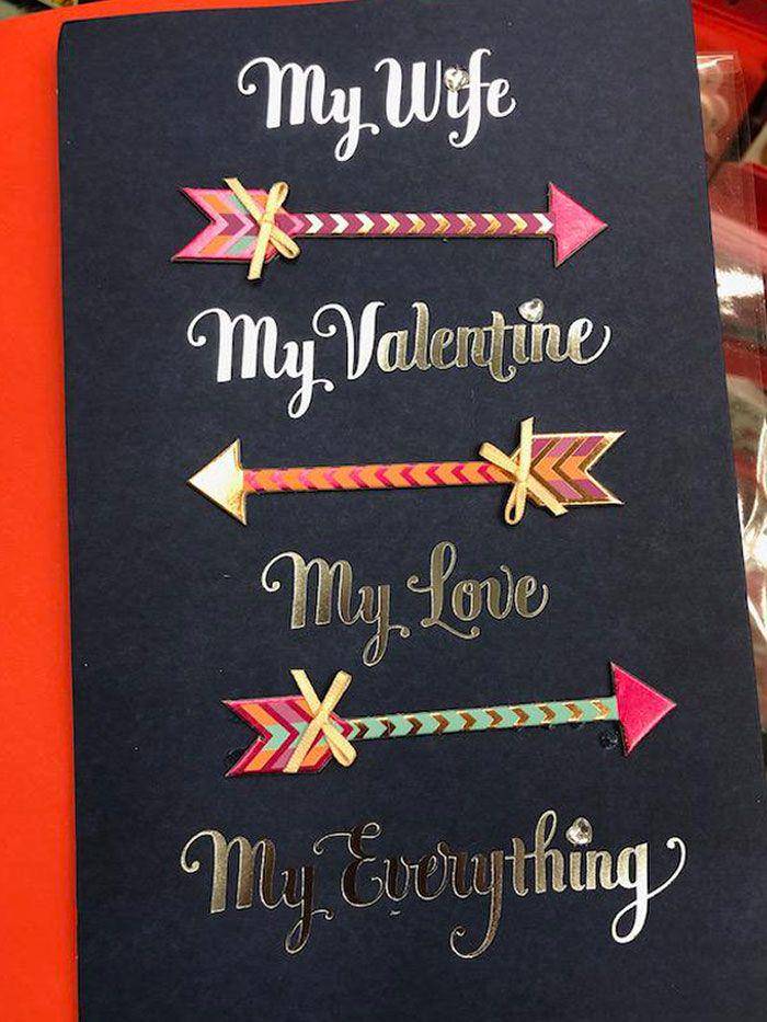 hiasan absurd di toko saat valentine (reddit.com/neoprenewedgie)