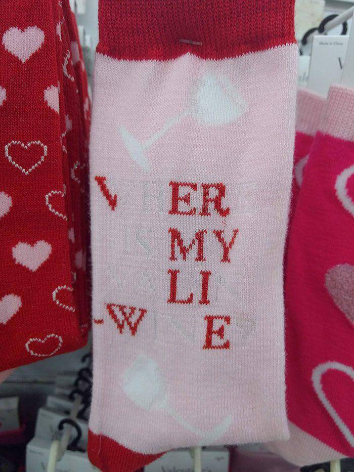 hiasan absurd di toko saat valentine (reddit.com/AshenPack)