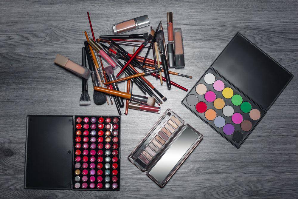 ilustrasi perlengkapan makeup (unsplash.com/Dmytro Lopatin)