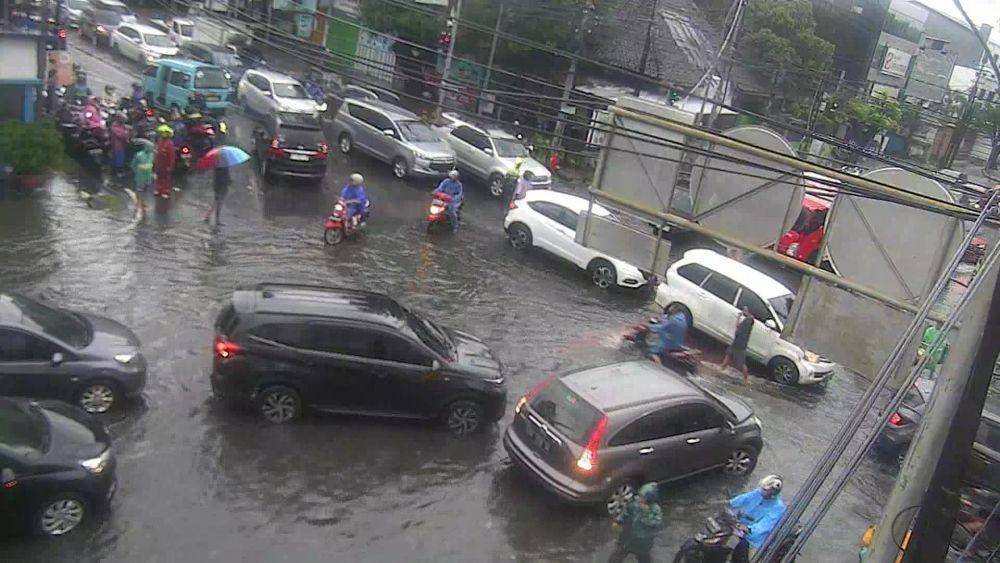 Salah satu jalan di Kota Makassar terendam banjir, Senin (13/2/2023). Dok. CCTV Dinas Kominfo Makassar