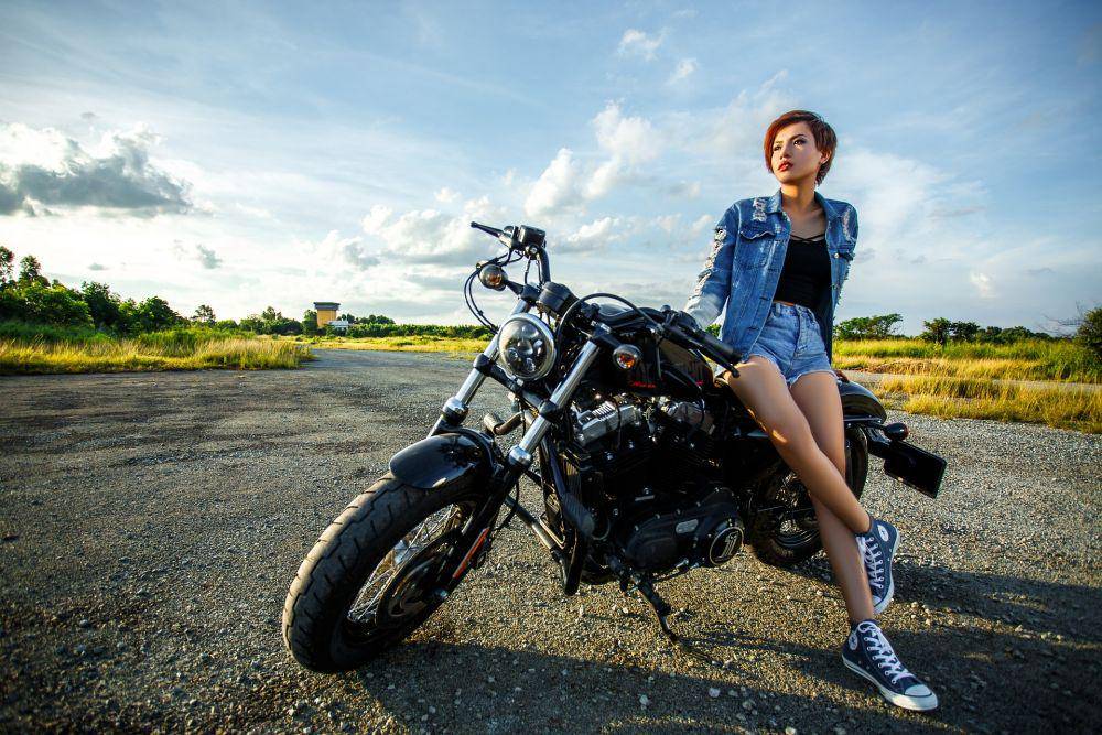Ilustrasi pengendara motor. (Pixabay/minh1857)