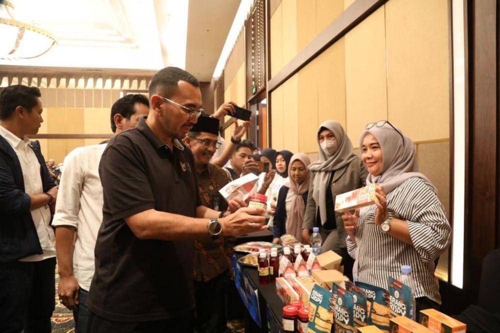 Staf Khusus III Menteri BUMN, Arya Sinulingga bersama para ibu-ibu (Dok. PNM)