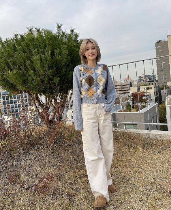 Padu padan celana jeans member IVE (instagram.com/ive_gaeul)