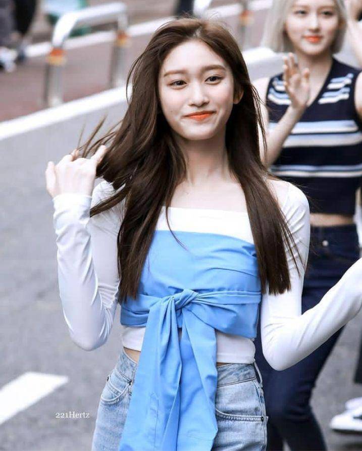 Padu padan celana jeans member IVE (instagram.com/leeseo_ive)