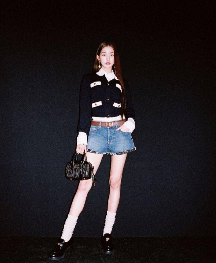 Padu padan celana jeans member IVE (instagram.com/for_everyoung10)
