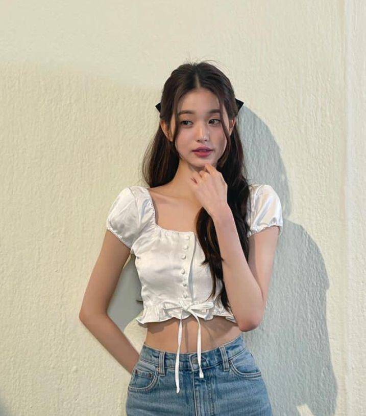 Padu padan celana jeans member IVE (instagram.com/for_everyoung10)