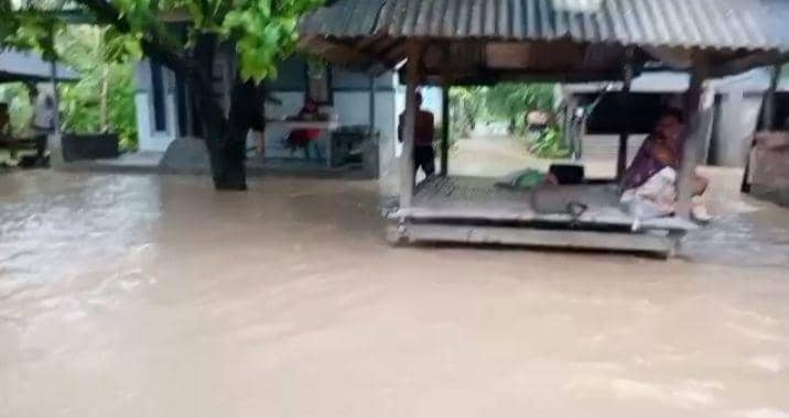 Bencana banjir yang menerjang sejumlah desa di Kecamatan Sekotong Lombok Barat, Senin (13/2/2023). (dok. BPBD NTB)