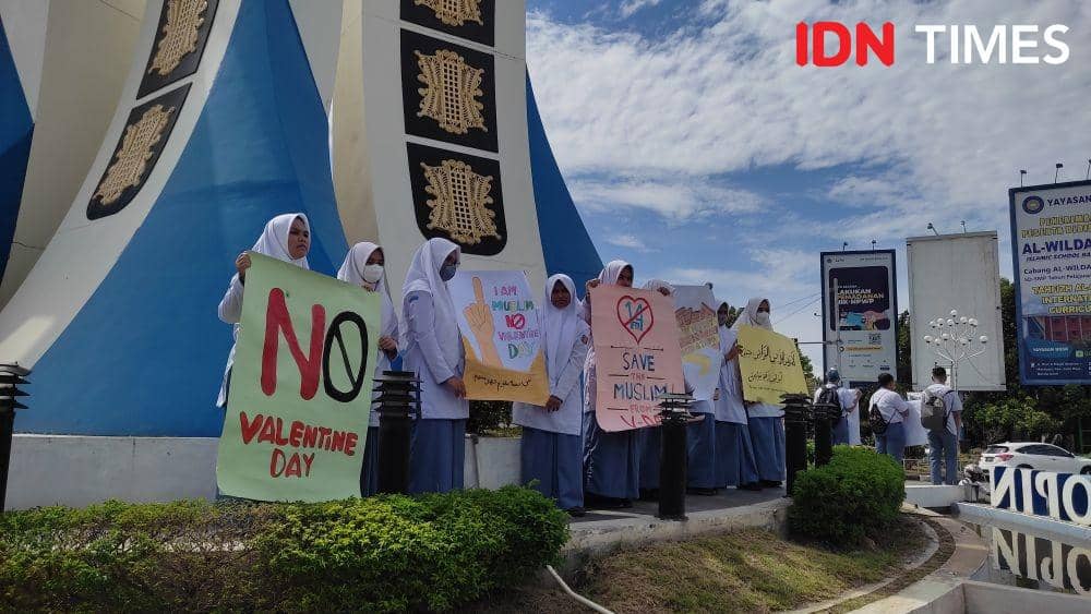 Siswa di Aceh sosialisasi tolak perayaan Valentine Day, di Bundaran Simpang Lima, Kota Banda Aceh, Aceh. (IDN Times/Muhammad Saifullah)