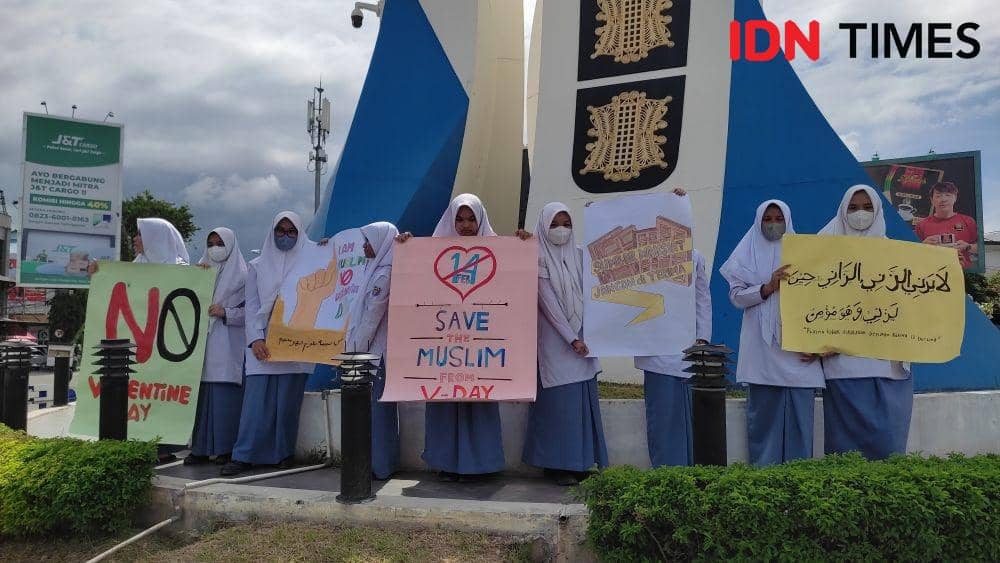 Siswa di Aceh sosialisasi tolak perayaan Valentine Day, di Bundaran Simpang Lima, Kota Banda Aceh, Aceh. (IDN Times/Muhammad Saifullah)